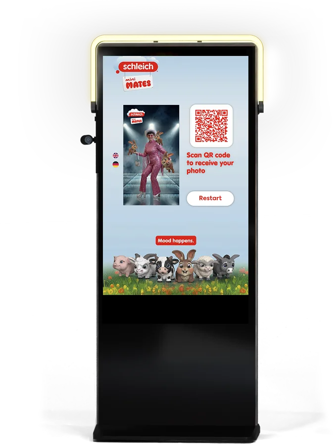 Schleich MiniMates Fotobox auf der Spielwarenmesse mit QR-Code-Übergabe