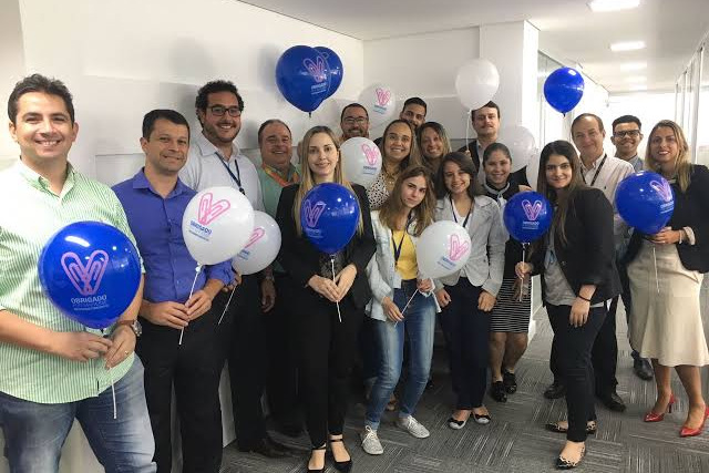 El equipo de reclutamiento de Concentrix Brasil en su oficina, con globos de “Obrigado”