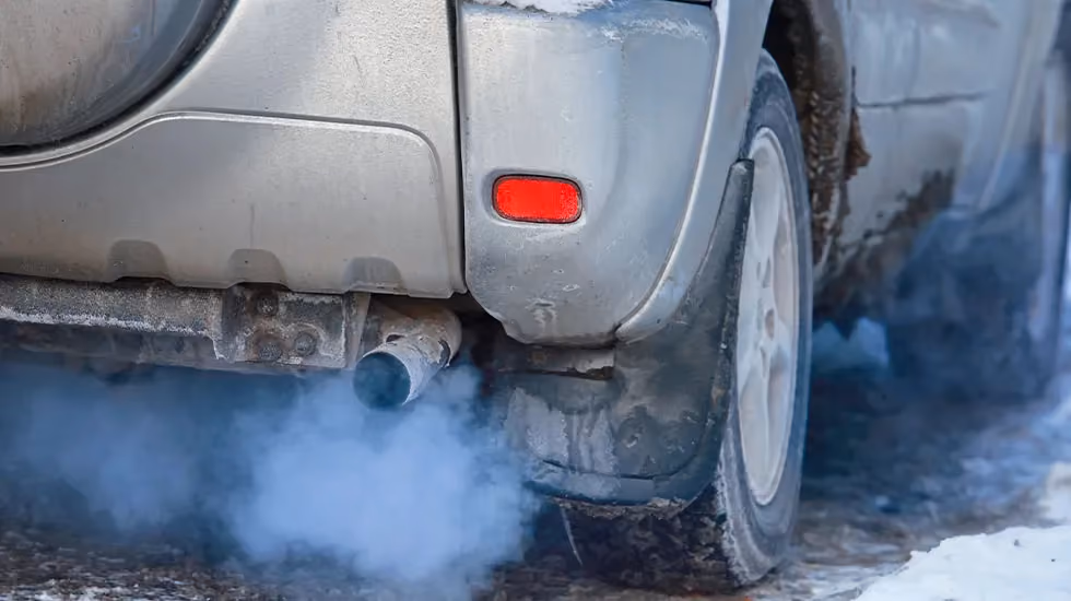 An image of blue fumes coming out of a car’s exhaust pipe. The smoke created by burning engine oil is visibly distinct from regular exhaust smoke; oil smoke has a uniquely blue tint to it, as opposed to the grey colour of exhaust fumes. 
