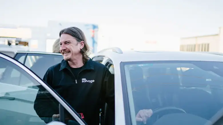 1800 Salvage team member in Adelaide assisting with easy used car sales and free vehicle pickup.