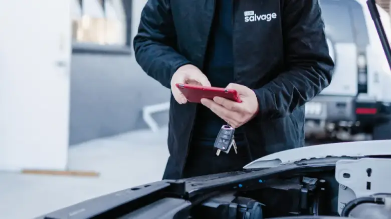 1800 Salvage team member inspecting a vehicle in Darwin to provide an instant offer, secure payment, and easy selling service.