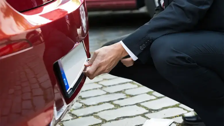 Removing licence plates while selling your car in Hobart.