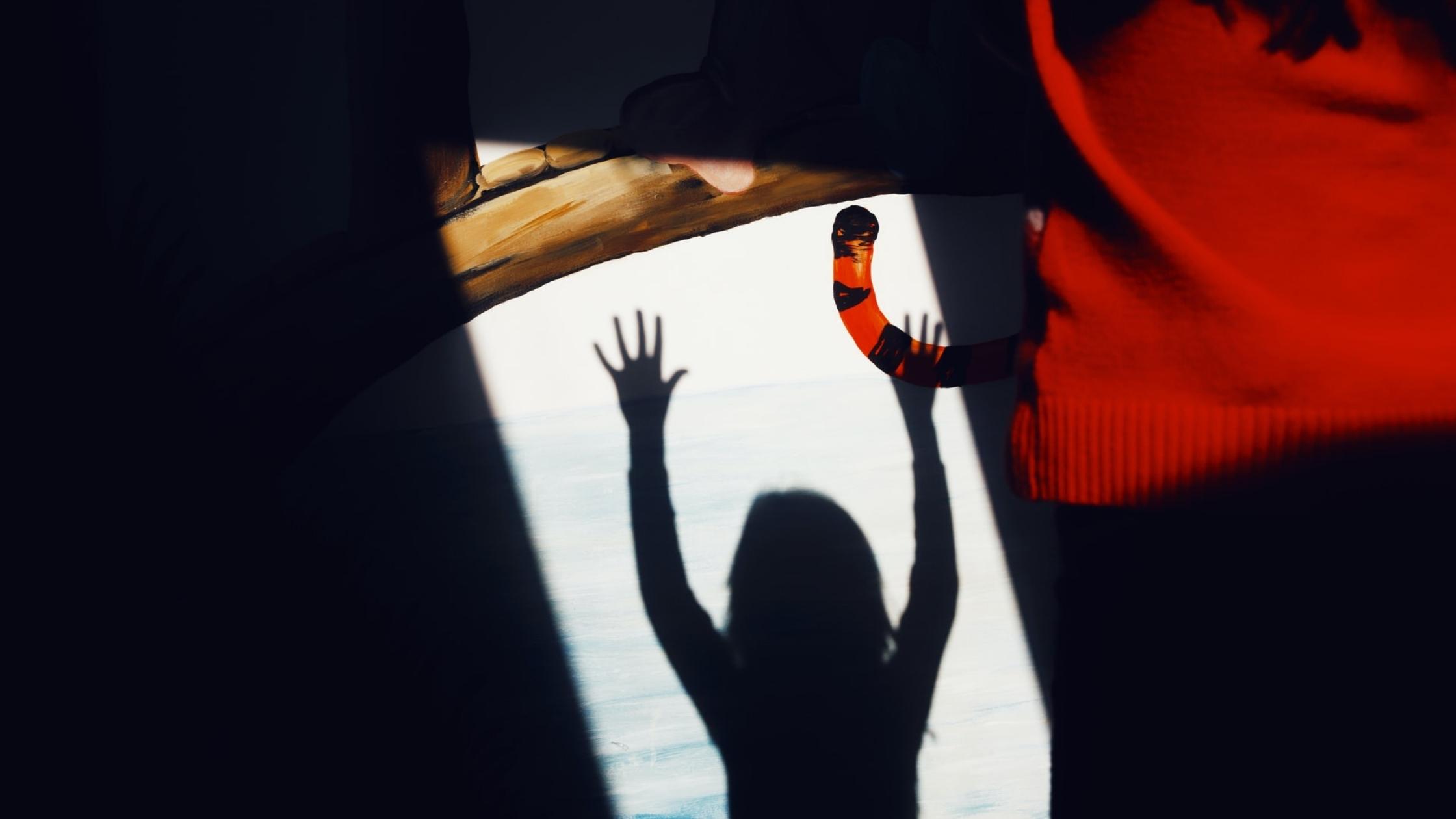 A Silhouette tries to grab a tail