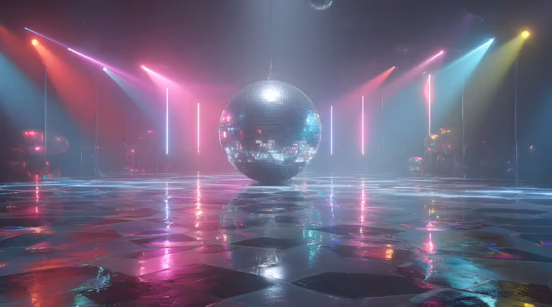 Große Discokugel, die über einer nassen, reflektierenden Tanzfläche mit Schachbrettmuster hängt, mit bunten Neonlichtern und Scheinwerfern im Hintergrund.