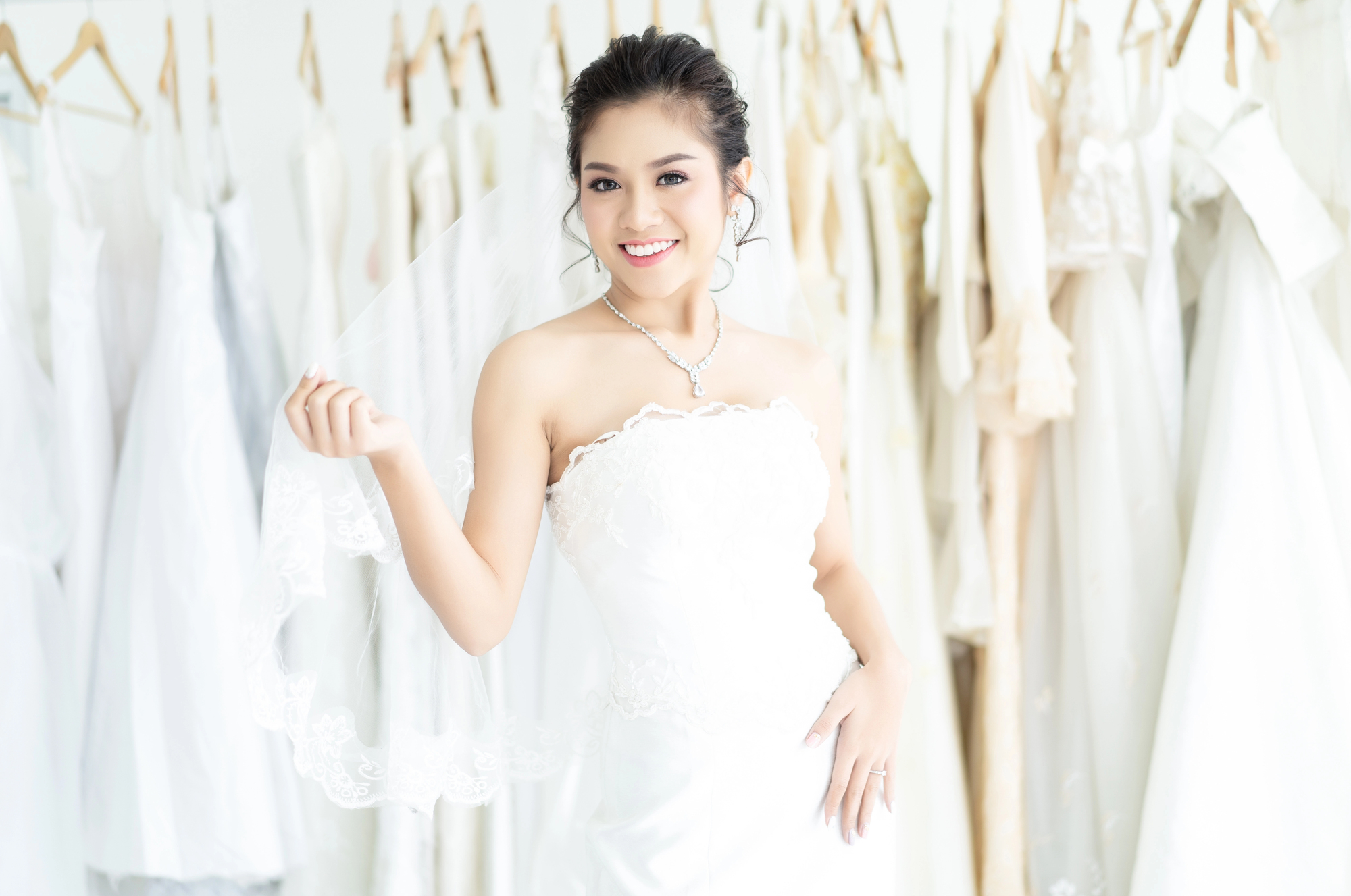 Sample Wedding Dress Shopping Tips: Trunk Shows, Designer Visits & More
