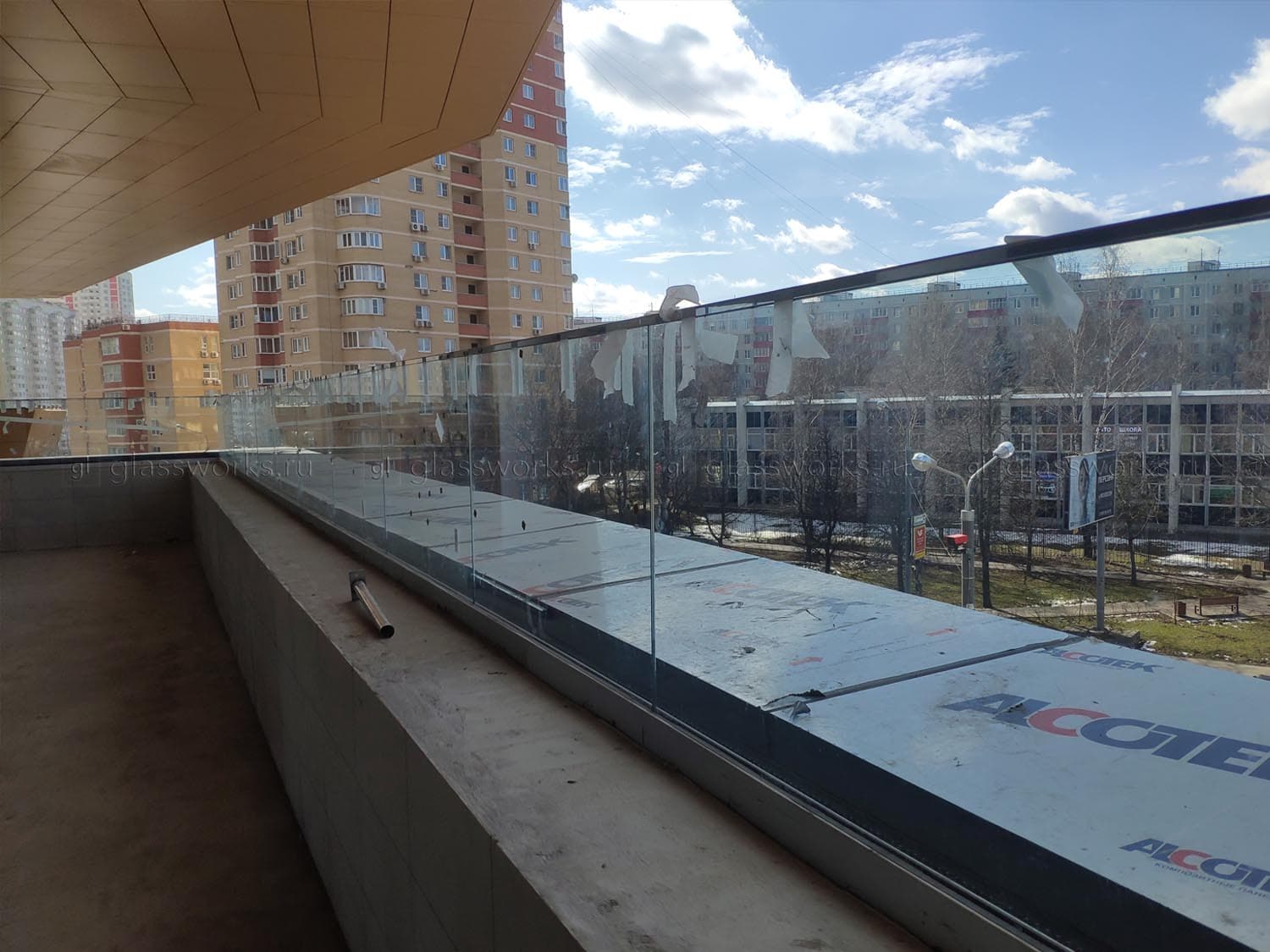 Цельностеклянное ограждение на зажимном профиле - фото
