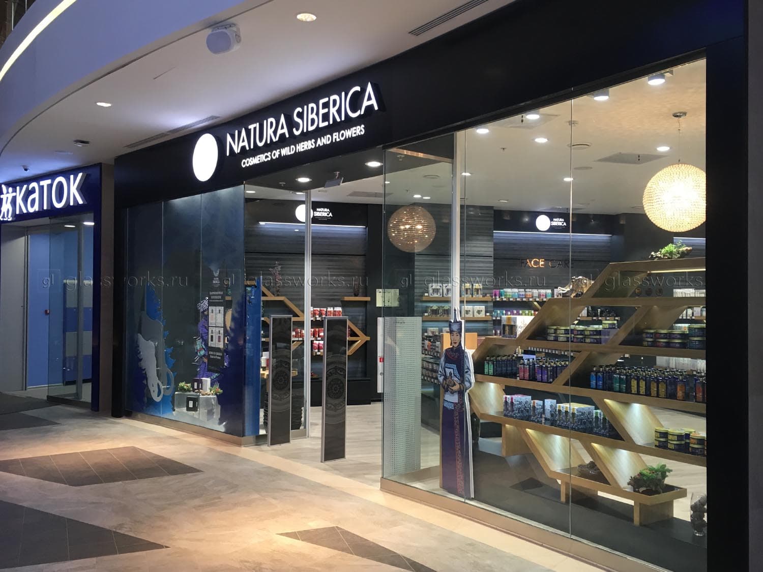 Рольставни и остекление для магазина NATURA SIBERICA