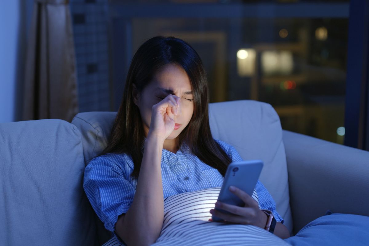 Woman use of mobile phone at night and feeling eye pain and tired