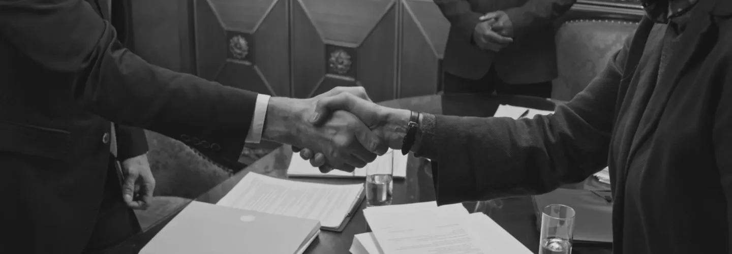 litigation and dispute resolution lawyers shaking hands 