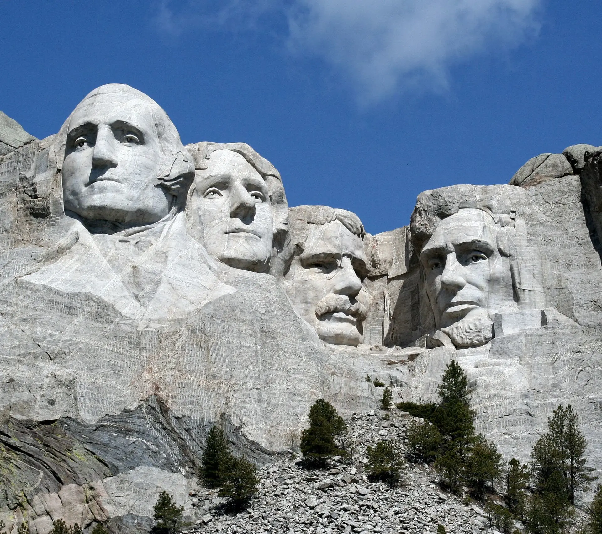 Famous Mount Rushmore sculptures depicting four US presidents in South Dakota. Photo by LVUMDT by Pexels.com.