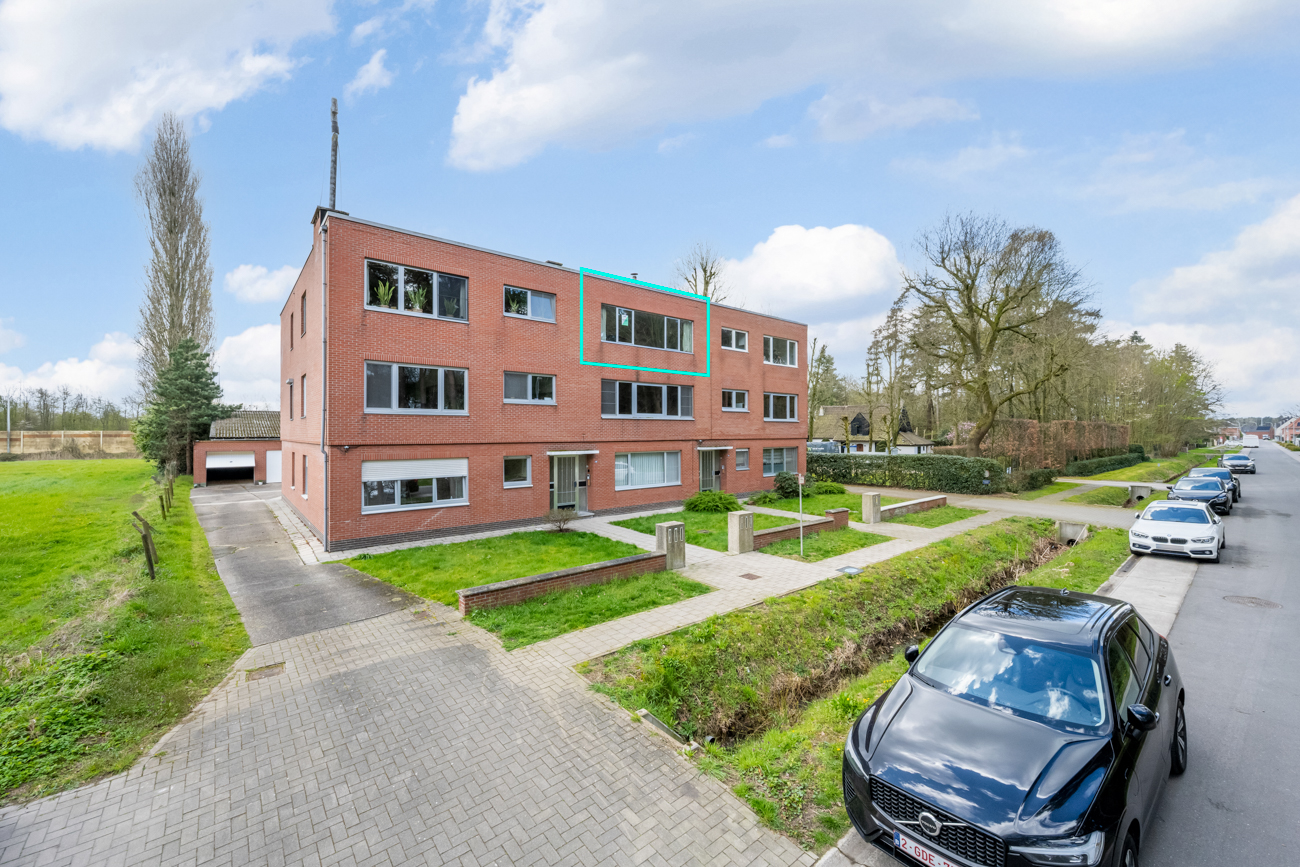 Ruim appartement met terras en garage te Sint-Niklaas. 
