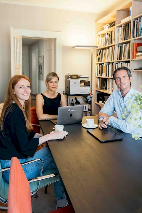 Frau im Freien, die einen Finanzplan für den Ruhestand prüft