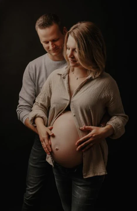 Babybauch - Blitz im Studio - Fotografie Schneider Rostock