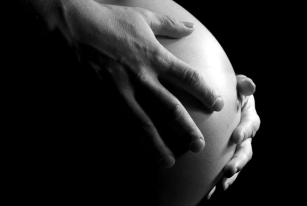 Babybauch - Blitz im Studio - Fotografie Schneider Rostock