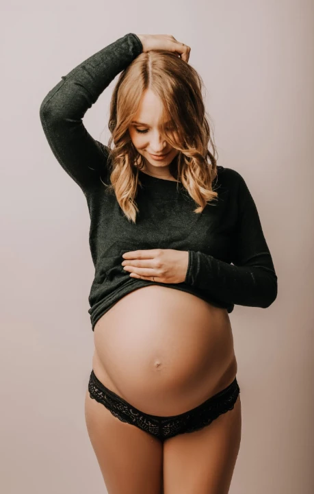 Babybauch - Blitz im Studio - Fotografie Schneider Rostock