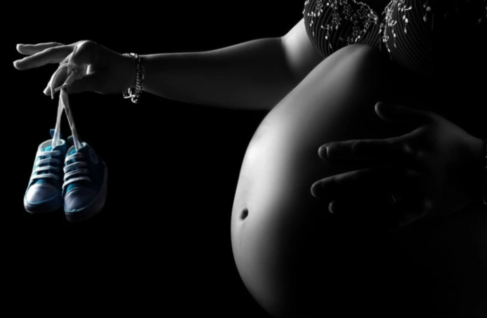 Babybauch - Blitz im Studio - Fotografie Schneider Rostock