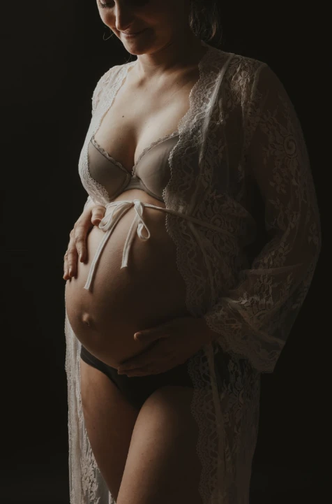 Babybauch - Blitz im Studio - Fotografie Schneider Rostock