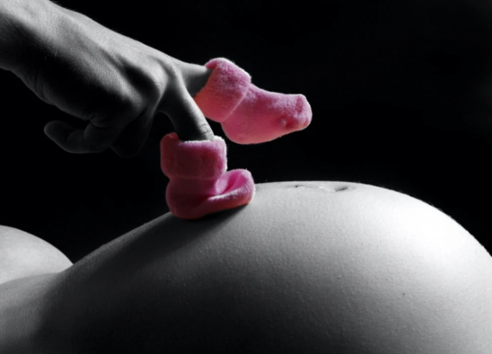Babybauch - Blitz im Studio - Fotografie Schneider Rostock