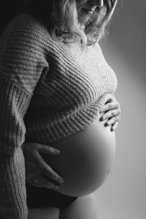 Babybauch - Blitz im Studio - Fotografie Schneider Rostock