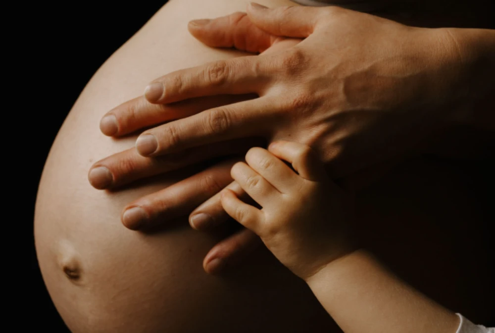 Babybauch - Blitz im Studio - Fotografie Schneider Rostock