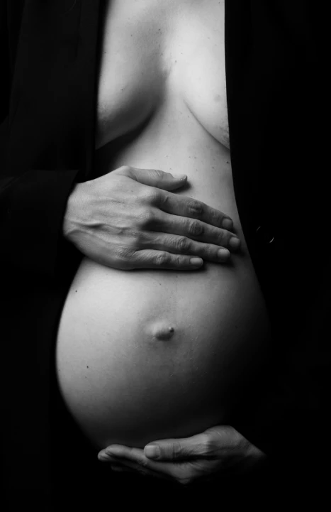 Babybauch - Blitz im Studio - Fotografie Schneider Rostock