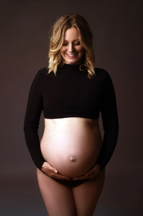 Babybauch - Blitz im Studio - Fotografie Schneider Rostock