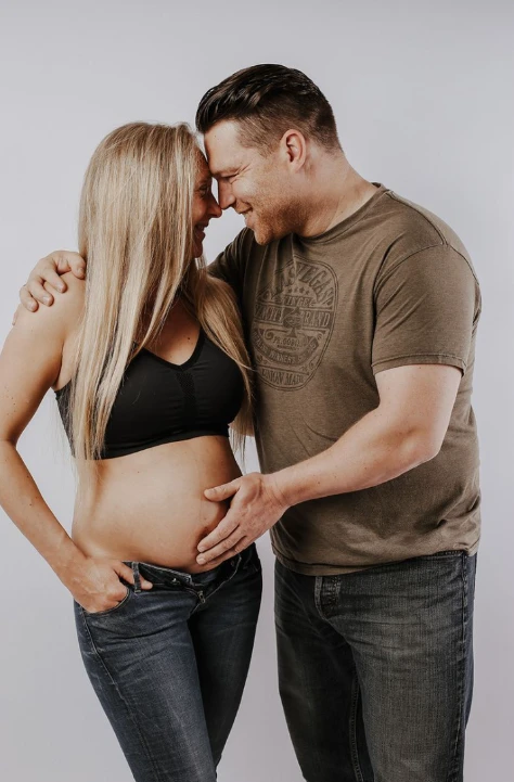 Babybauch - Blitz im Studio - Fotografie Schneider Rostock
