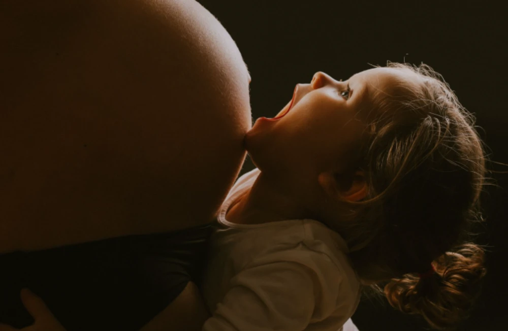 Babybauch - Blitz im Studio - Fotografie Schneider Rostock