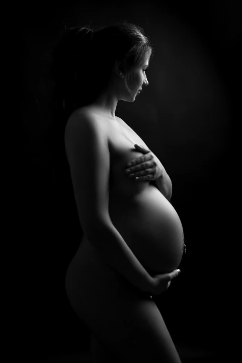 Babybauch - Blitz im Studio - Fotografie Schneider Rostock