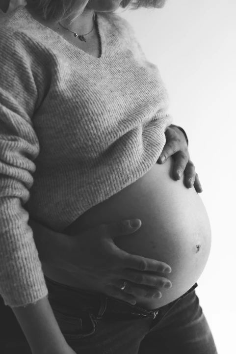 Babybauch - Tageslichtstudio - Fotografie Schneider Rostock