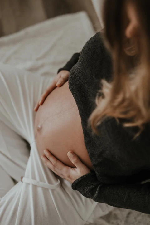Babybauch - Tageslichtstudio - Fotografie Schneider Rostock