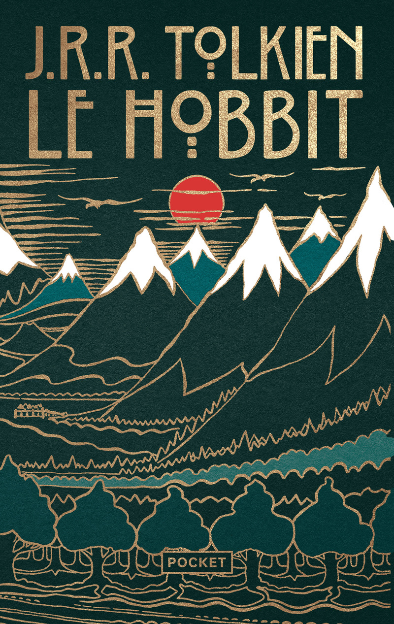 Couverture du Hobbit de J.R.R. Tolkien : montagnes enneigées et soleil rouge sur fond vert sombre