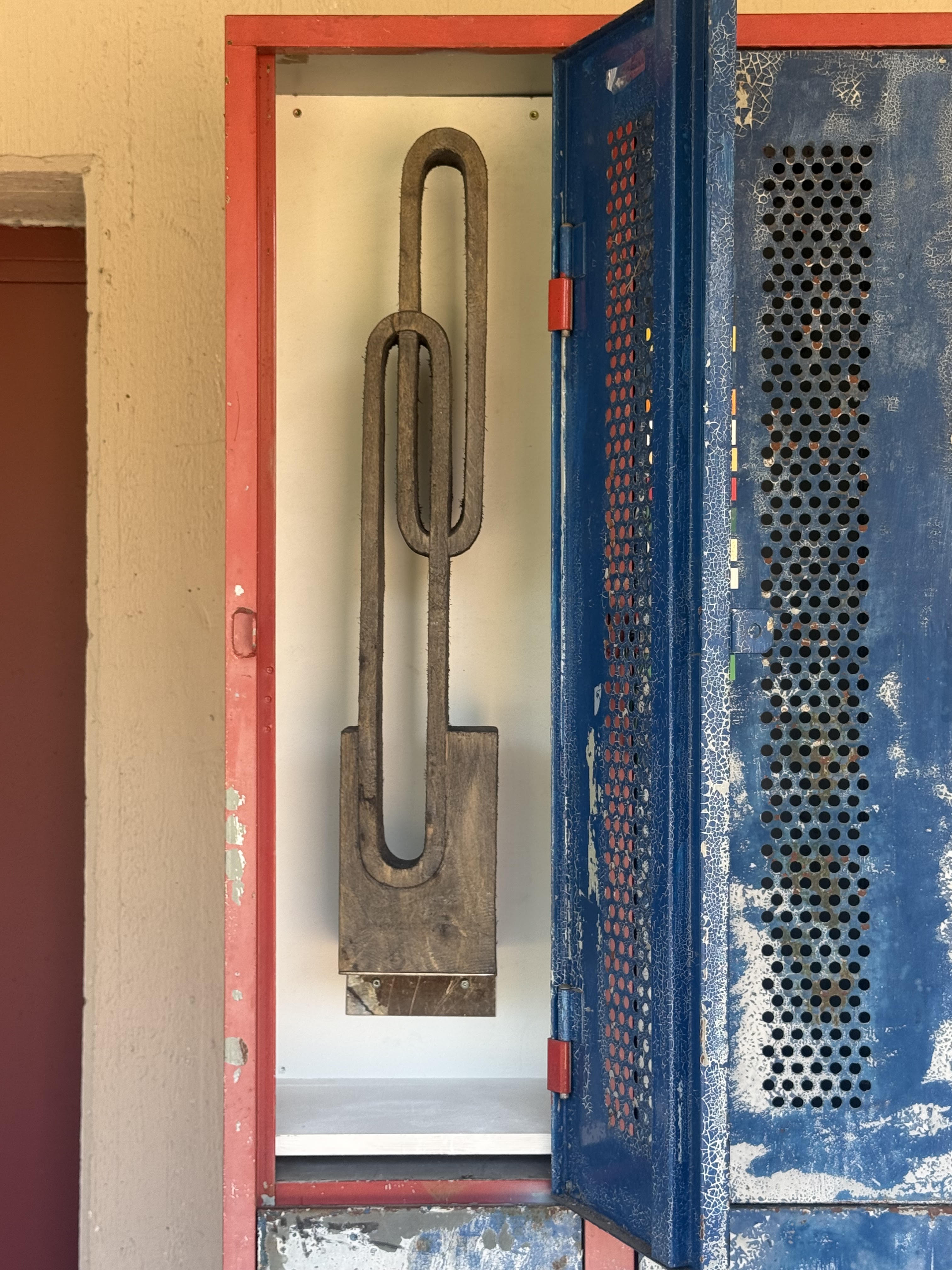 Ohne Titel (Holzskulptur im Spind)