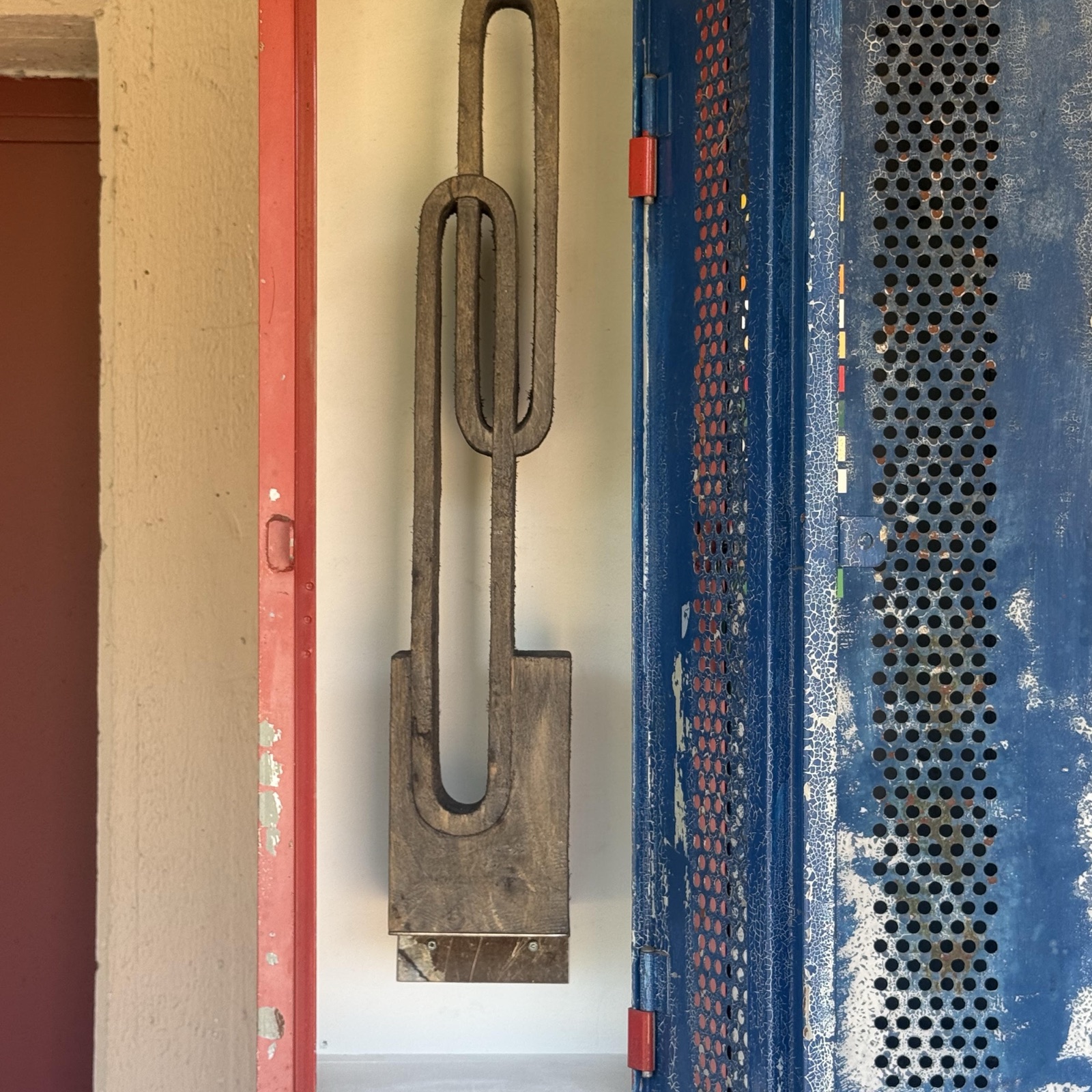 Ohne Titel (Holzskulptur im Spind)