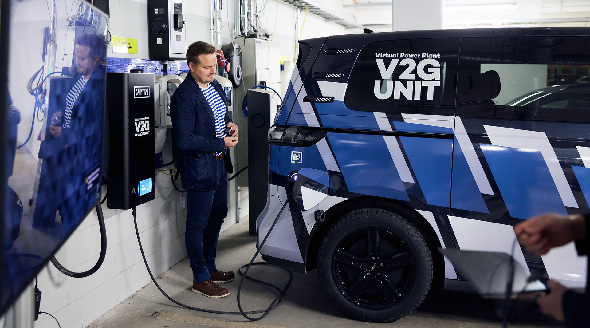 Kuvakaappaus Jukran suunnitteleman DOOH-mainoksen alusta. Kuvassa näkyy turkoosiksi värimääritelty räjähdys ja Ruisrockin warpattu logo.