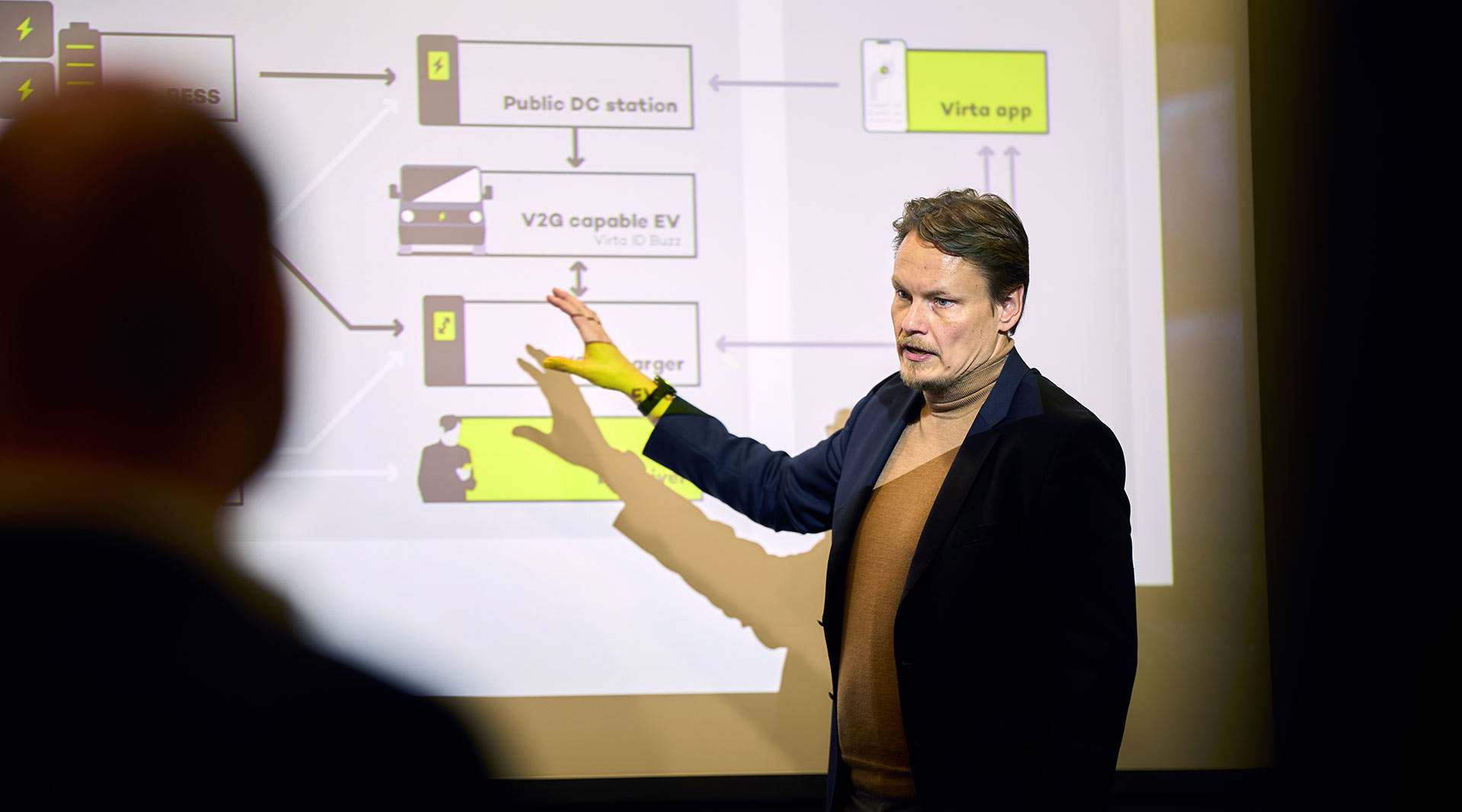 Kuvakaappaus Jukran suunnitteleman DOOH-mainoksen alusta. Kuvassa näkyy turkoosiksi värimääritelty räjähdys ja Ruisrockin warpattu logo.