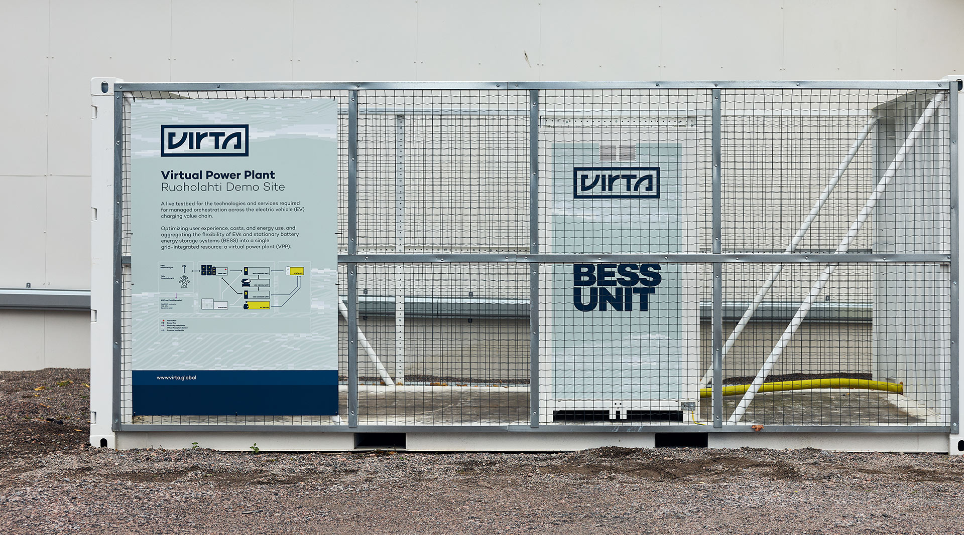 Kuvakaappaus Jukran suunnitteleman DOOH-mainoksen alusta. Kuvassa näkyy turkoosiksi värimääritelty räjähdys ja Ruisrockin warpattu logo.