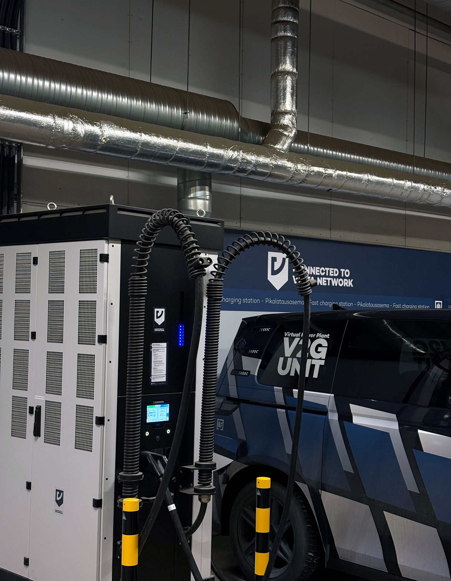 Kuvakaappaus Jukran suunnitteleman DOOH-mainoksen alusta. Kuvassa näkyy turkoosiksi värimääritelty räjähdys ja Ruisrockin warpattu logo.