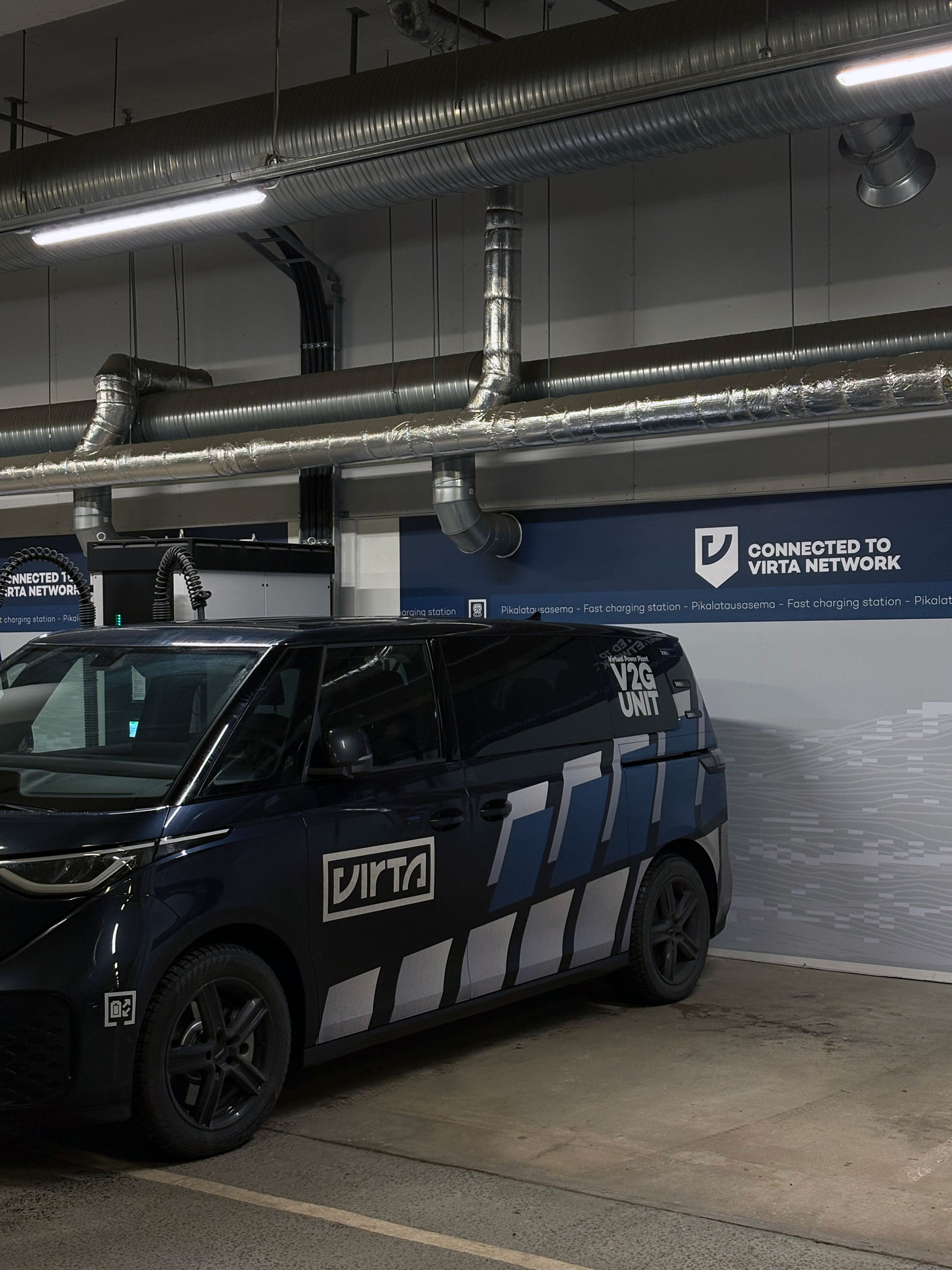 Kuvakaappaus Jukran suunnitteleman DOOH-mainoksen alusta. Kuvassa näkyy turkoosiksi värimääritelty räjähdys ja Ruisrockin warpattu logo.