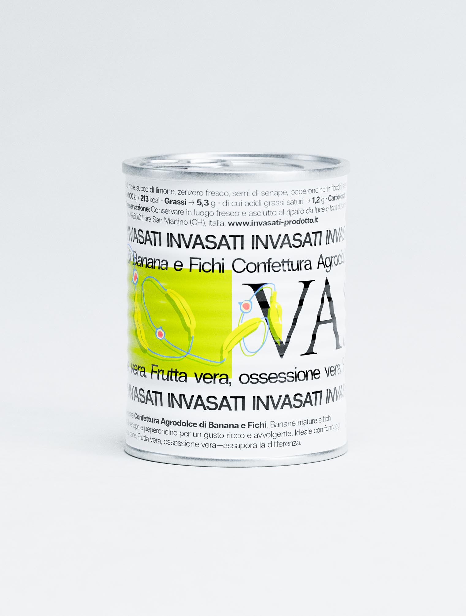 Another angled front view highlights the lime-green flavor block and the schematic banana illustration intersecting large cropped typography. Italian messaging—“Frutta vera, ossessione vera”—sits mid-band, linking brand voice with product truth. Balanced lighting, soft shadows, and clean negative space frame the object, underlining art direction and creative direction decisions consistent with a modern branding studio and packaging design bureau.