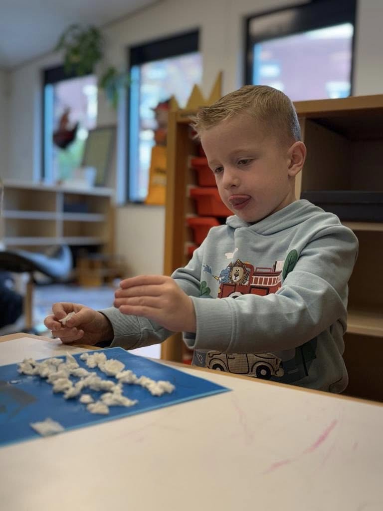 Kan een afbeelding zijn van kind, studeren en kinderspeelgoed