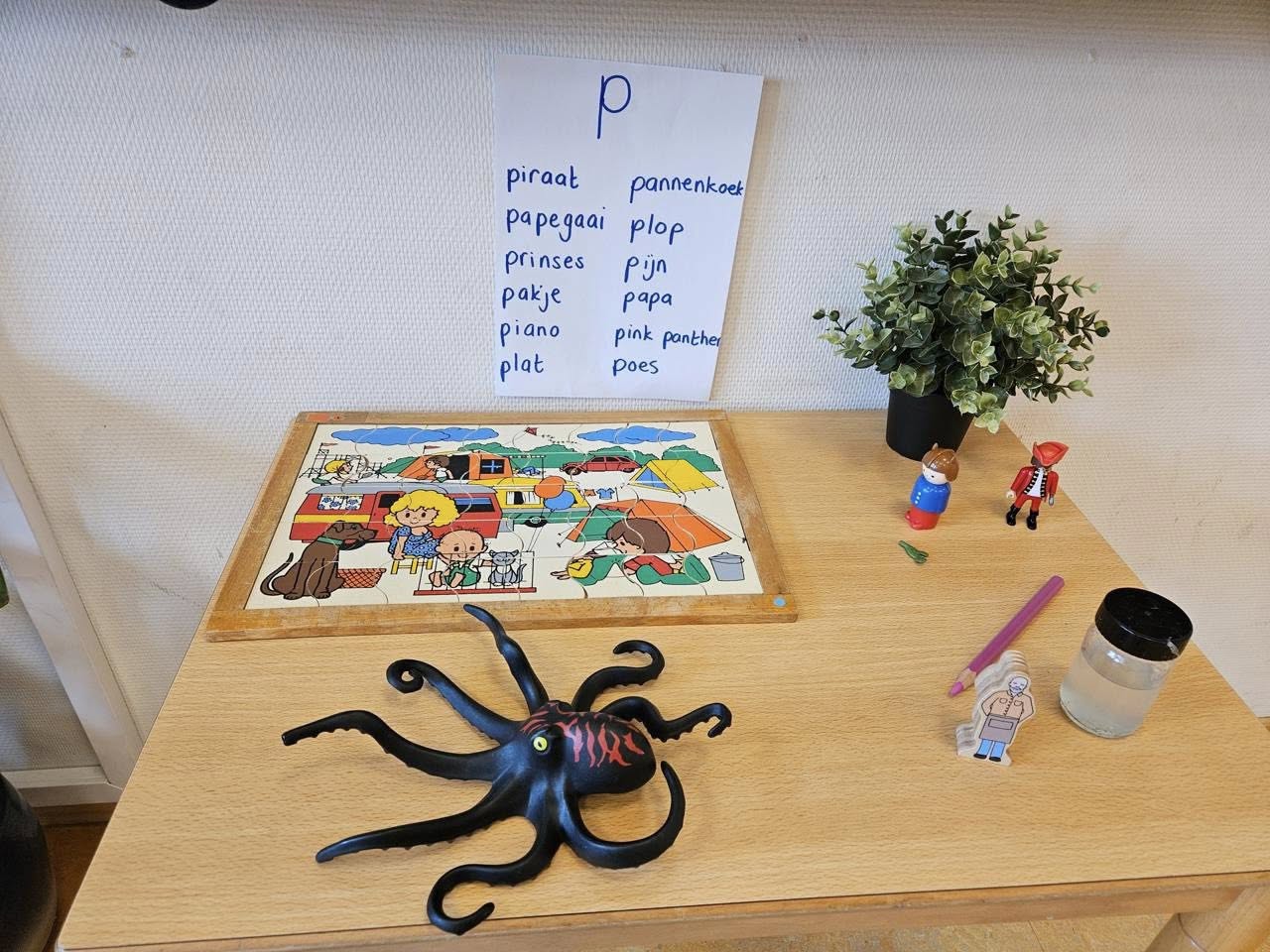 Kan een afbeelding zijn van de tekst 'p piraat pannenkoek papegaai plop prinses Pijn pakje papa piano pink panther plat poes ាសិ ήα มรใช้ កថថ្'
