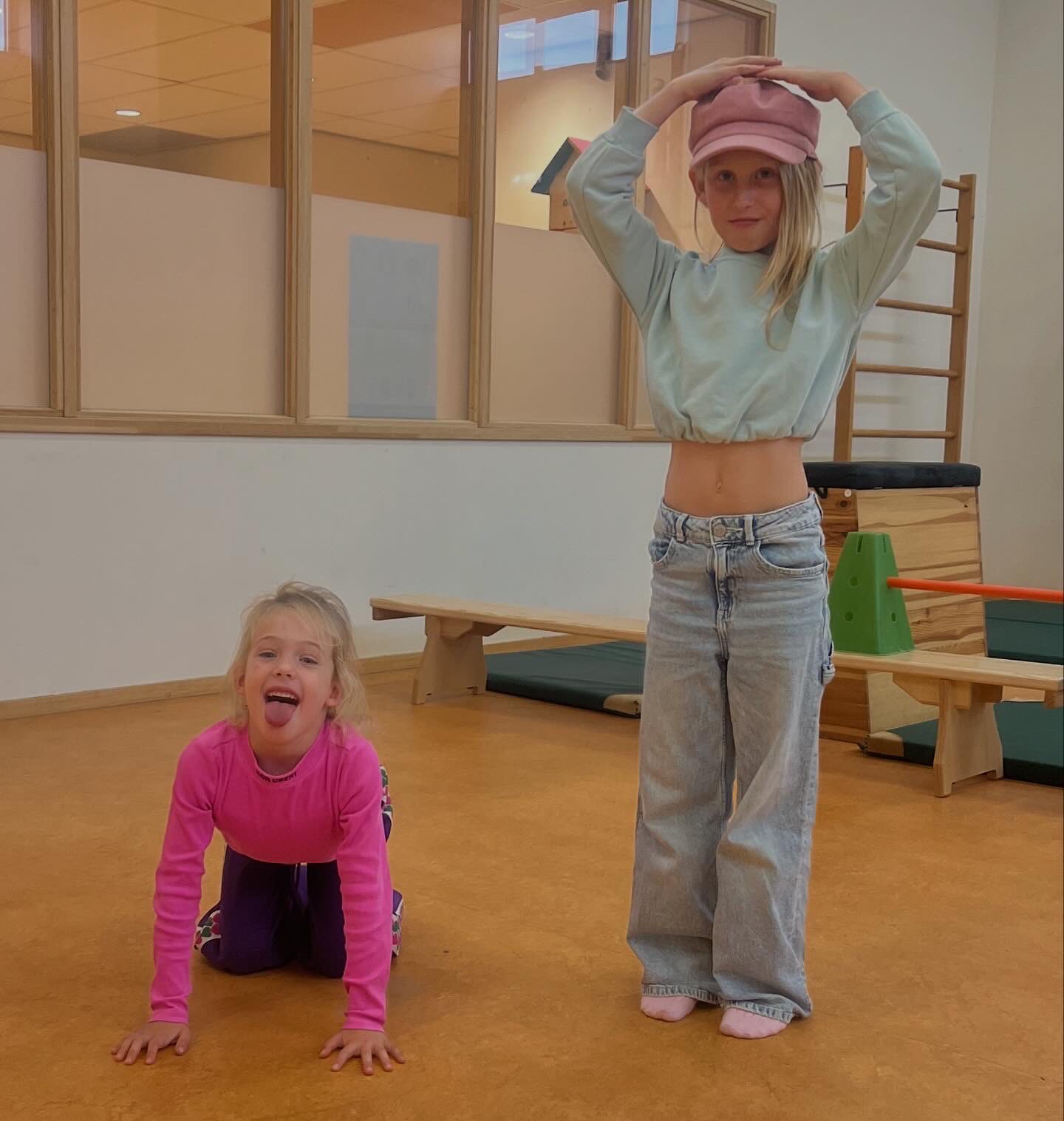 Kan een afbeelding zijn van 2 mensen, kind en dansende mensen