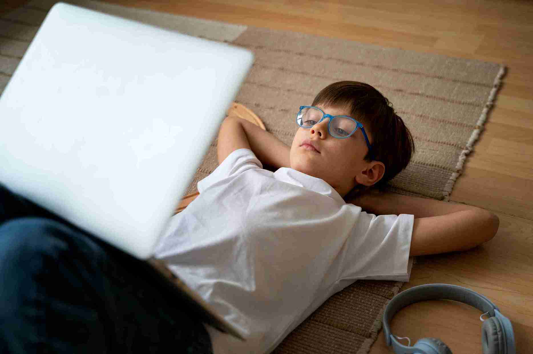 blue light-blocking glasses