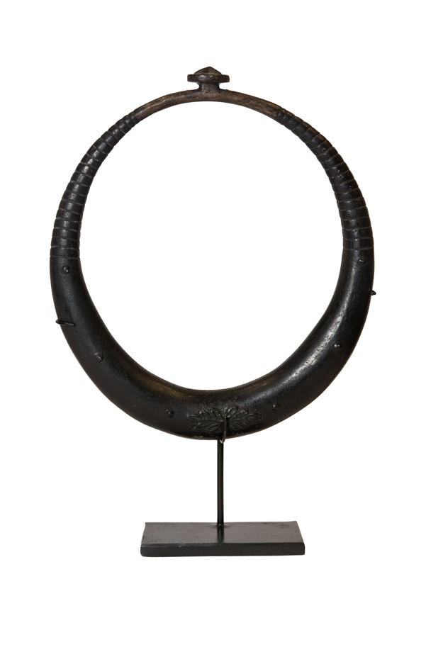 Collar decorativo en metal