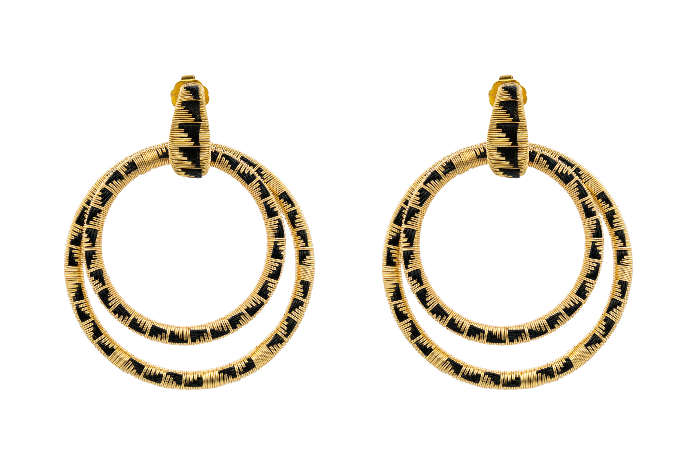 Earring in golden threads and werregue - stairs