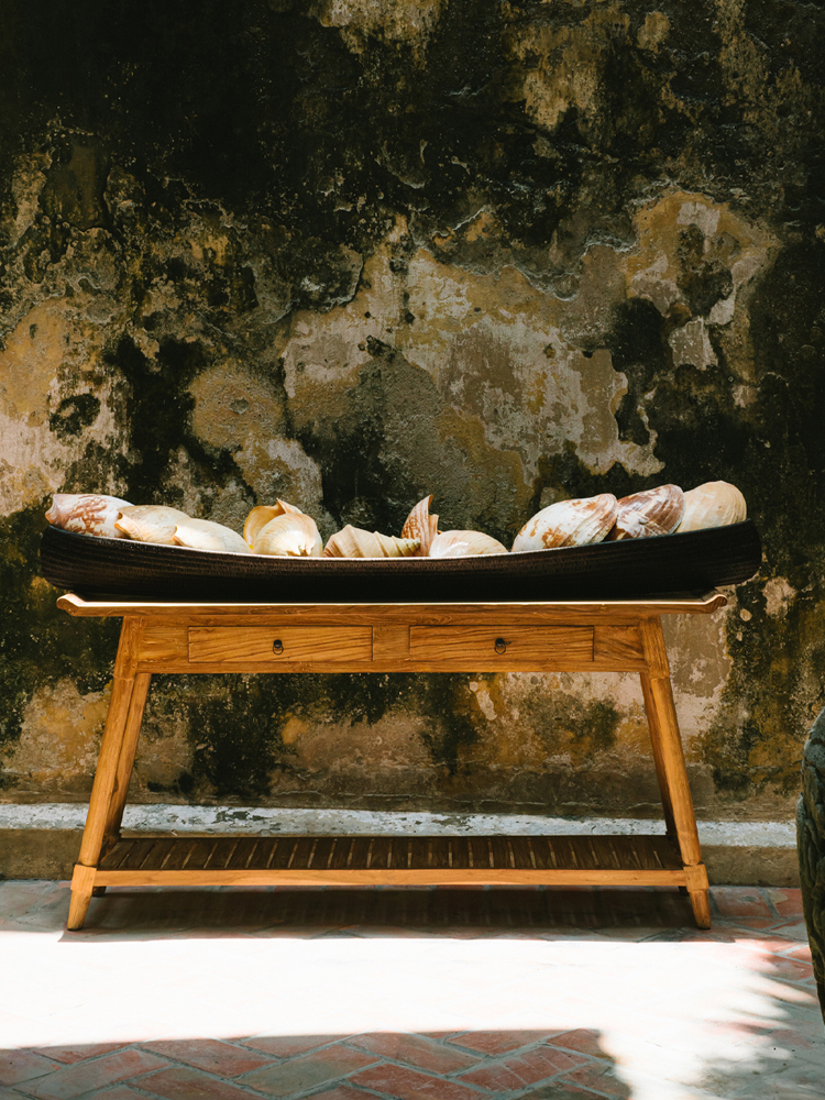 Decorative canoe in werregue