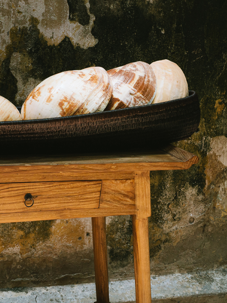 Decorative canoe in werregue