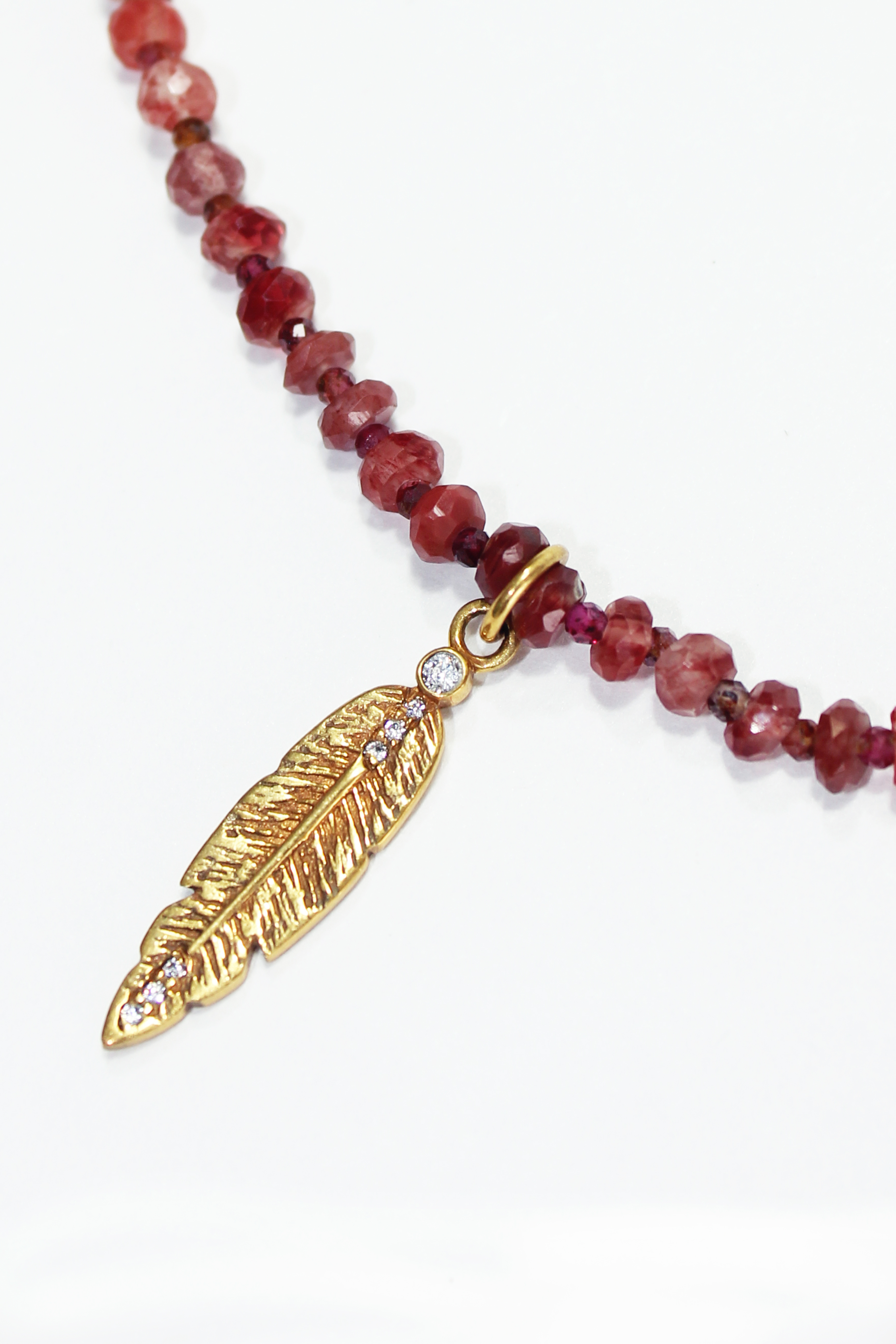 Necklace with andesian sapphire feather in gold plated silver.