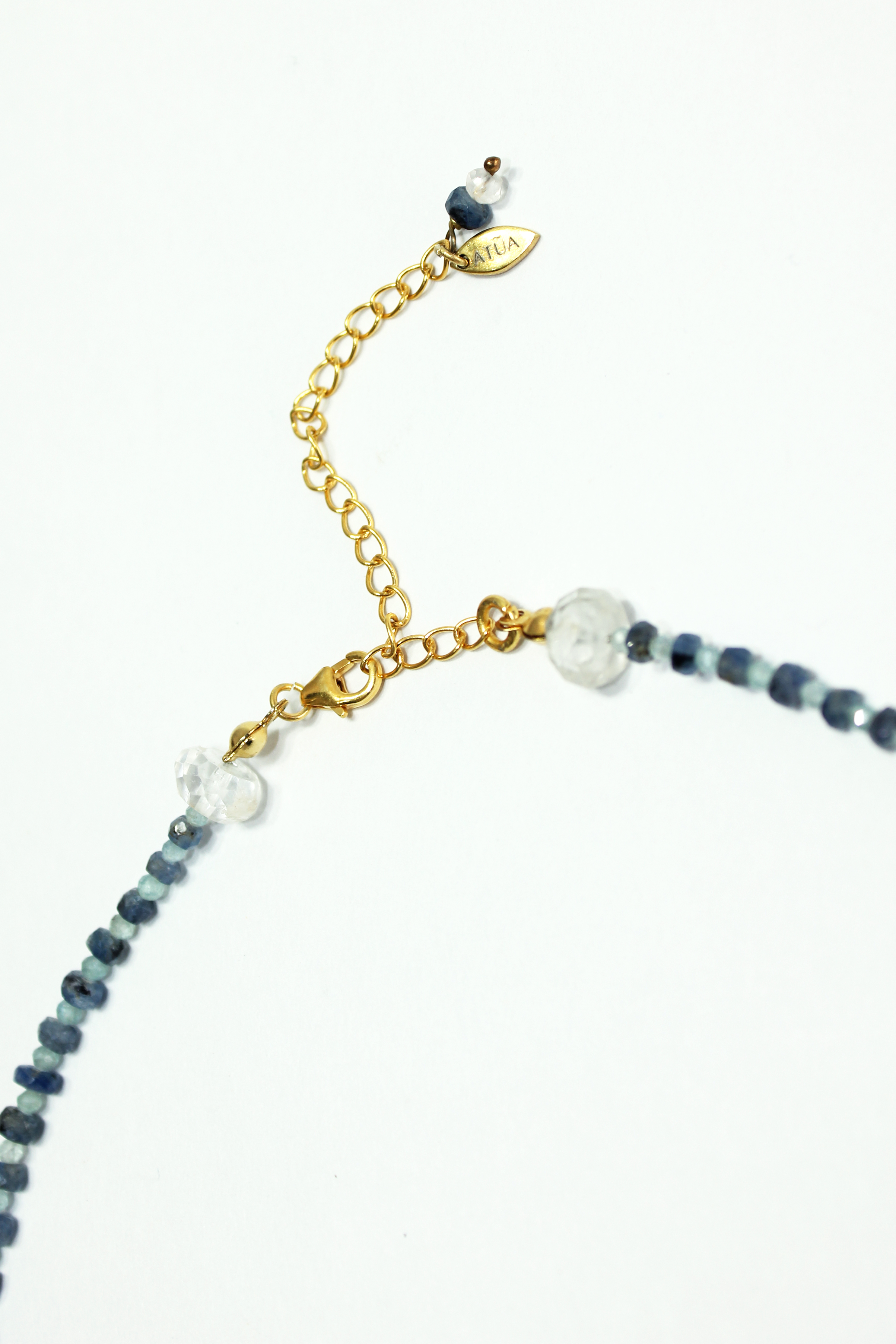 Collar de pluma de zafiro azul y aguamarina en plata bañada en oro.